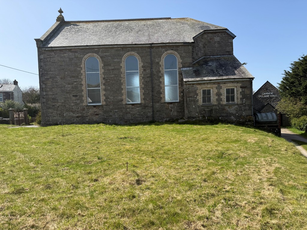 Lot: 133 - FORMER METHODIST CHURCH WITH PLANNING FOR RESIDENTIAL DEVELOPMENT - Garden and side elevation
